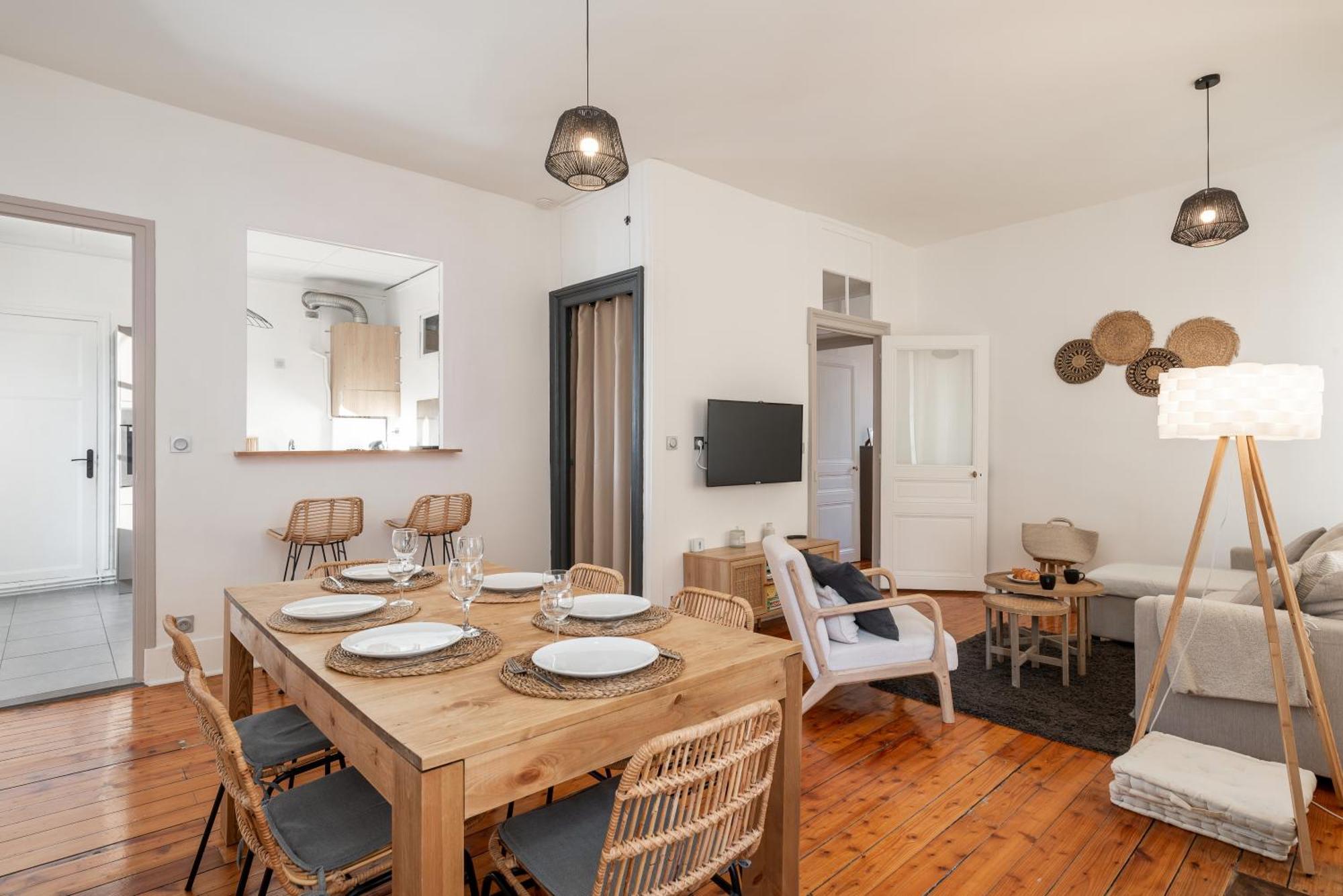 Appartement Spacieux Et Chaleureux Coeur De Ville Chambéry Eksteriør billede