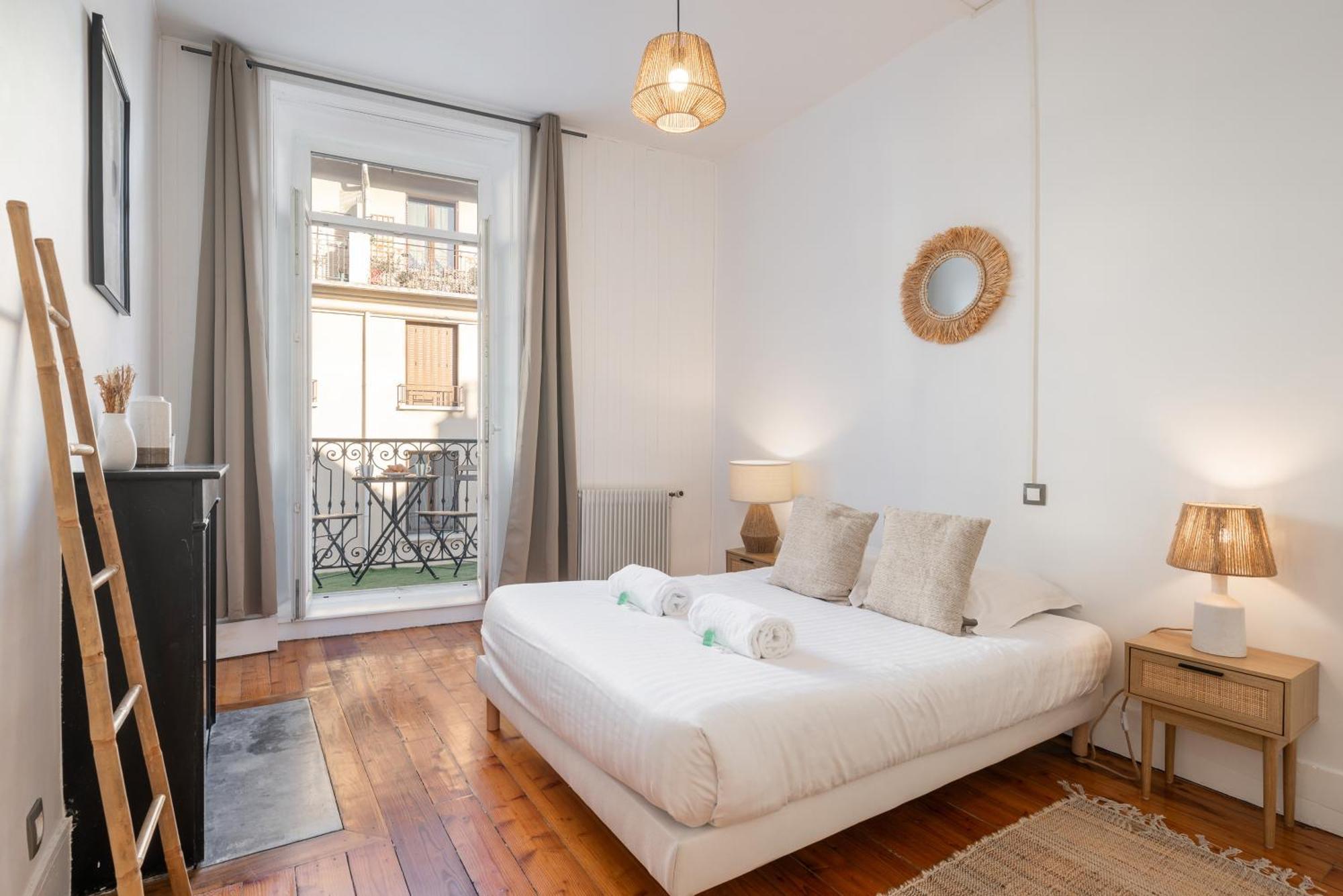 Appartement Spacieux Et Chaleureux Coeur De Ville Chambéry Eksteriør billede