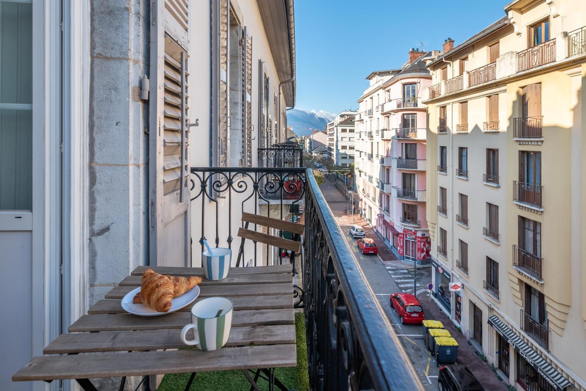 Appartement Spacieux Et Chaleureux Coeur De Ville Chambéry Eksteriør billede